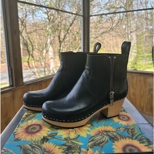 Swedish hasbeen  “Zip it Emy” ankle boot